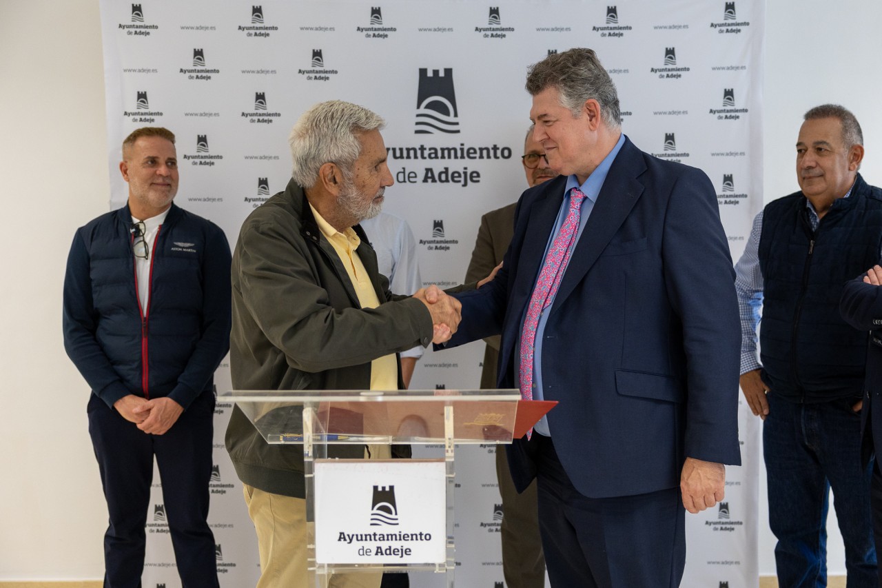 Momento de la firma del nuevo contrato de limpieza y gesti&oacute;n de residuos